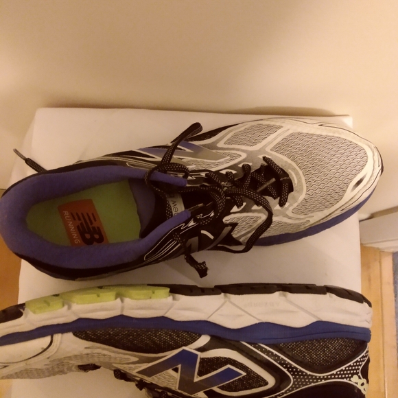 Men's size 11 New Balance athletic shoes - Picture 6 of 8